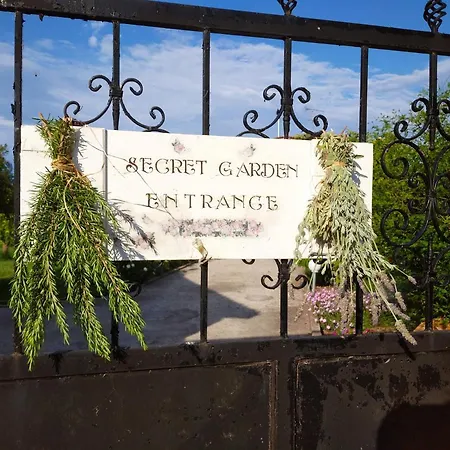 Secret Garden Apartment Aigio Exterior photo
